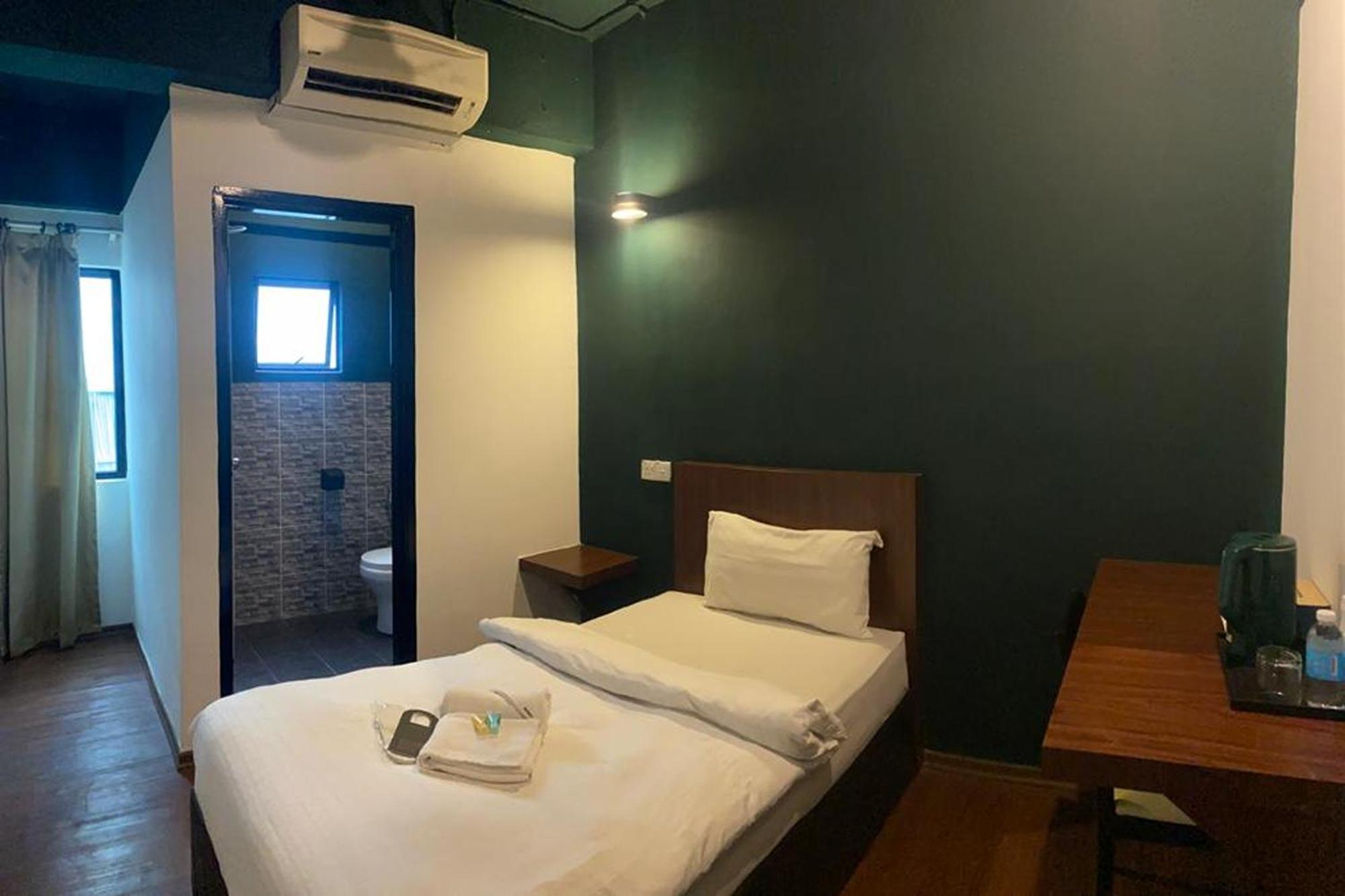 Room V At Kluang Parade Near Bus Stop Kluang Exterior photo