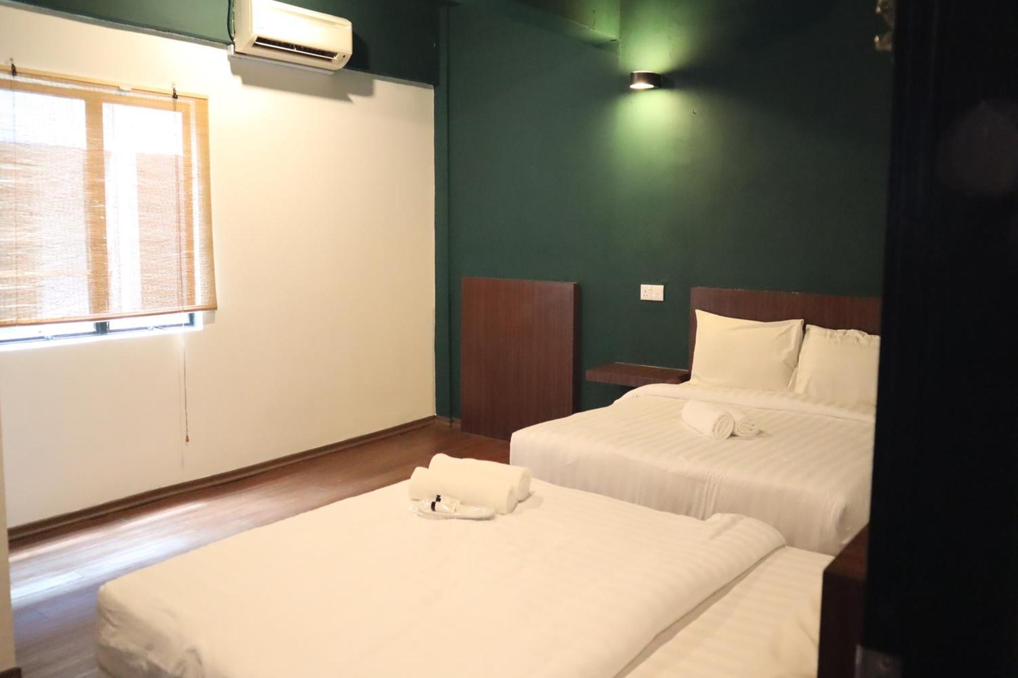 Room V At Kluang Parade Near Bus Stop Kluang Exterior photo