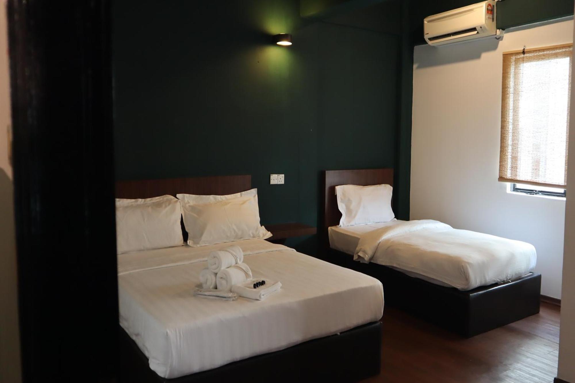 Room V At Kluang Parade Near Bus Stop Kluang Exterior photo
