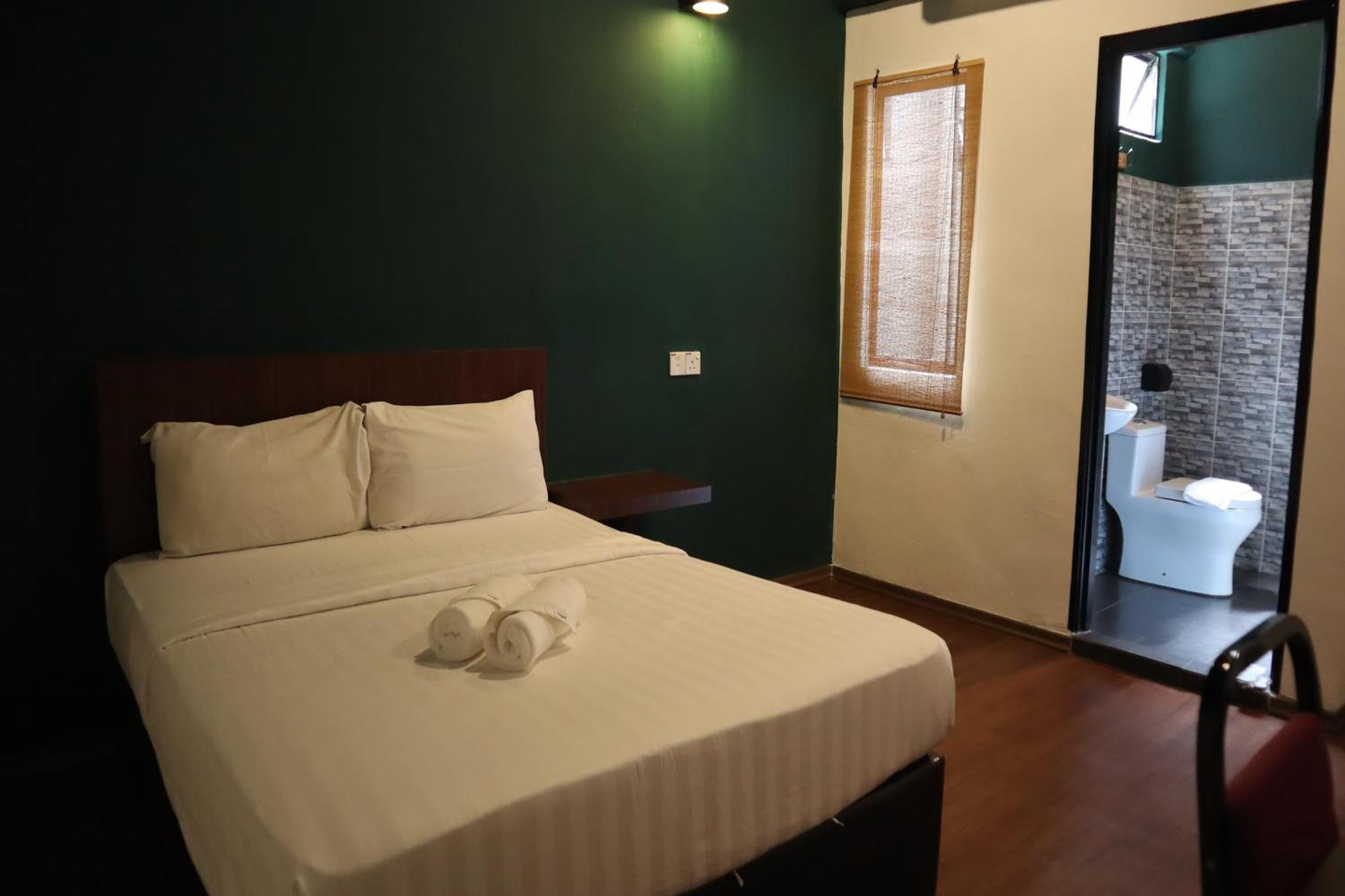 Room V At Kluang Parade Near Bus Stop Kluang Exterior photo