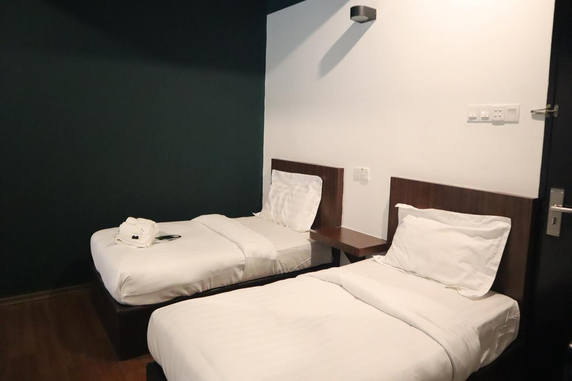Room V At Kluang Parade Near Bus Stop Kluang Exterior photo