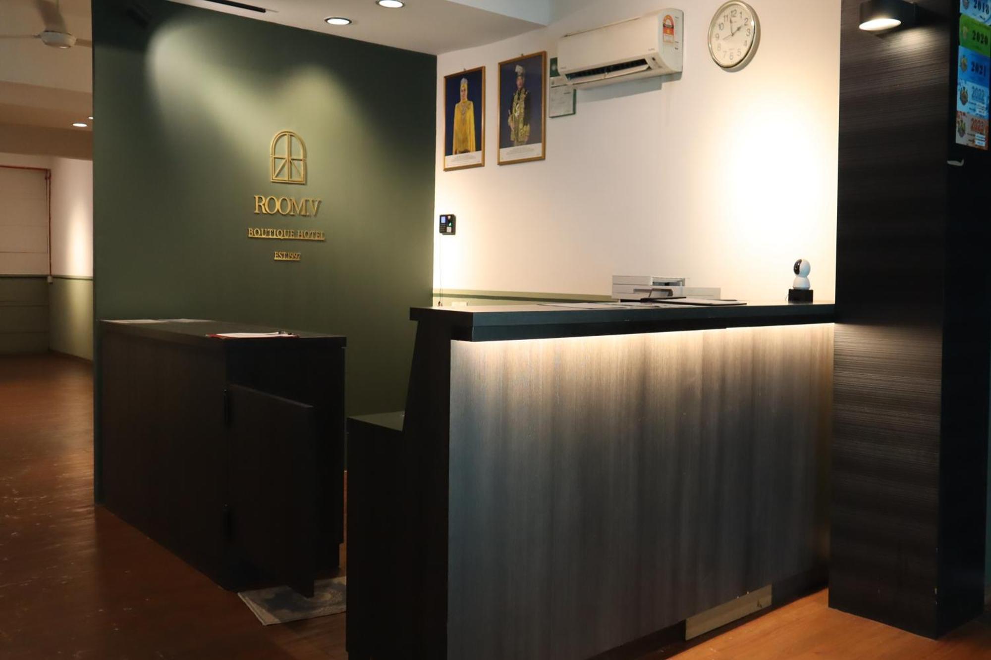 Room V At Kluang Parade Near Bus Stop Kluang Exterior photo